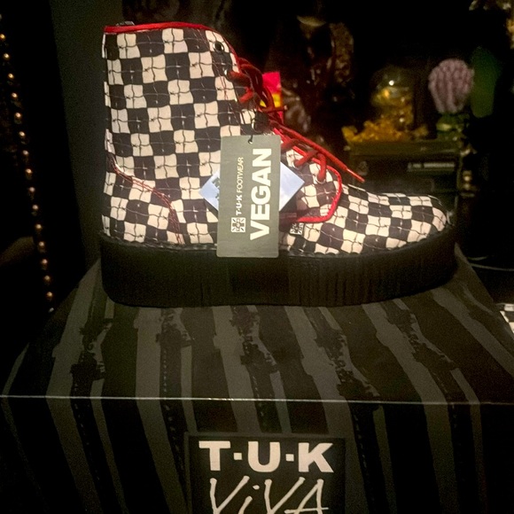 TUK boots size 8 but feels like 7 - Picture 1 of 4